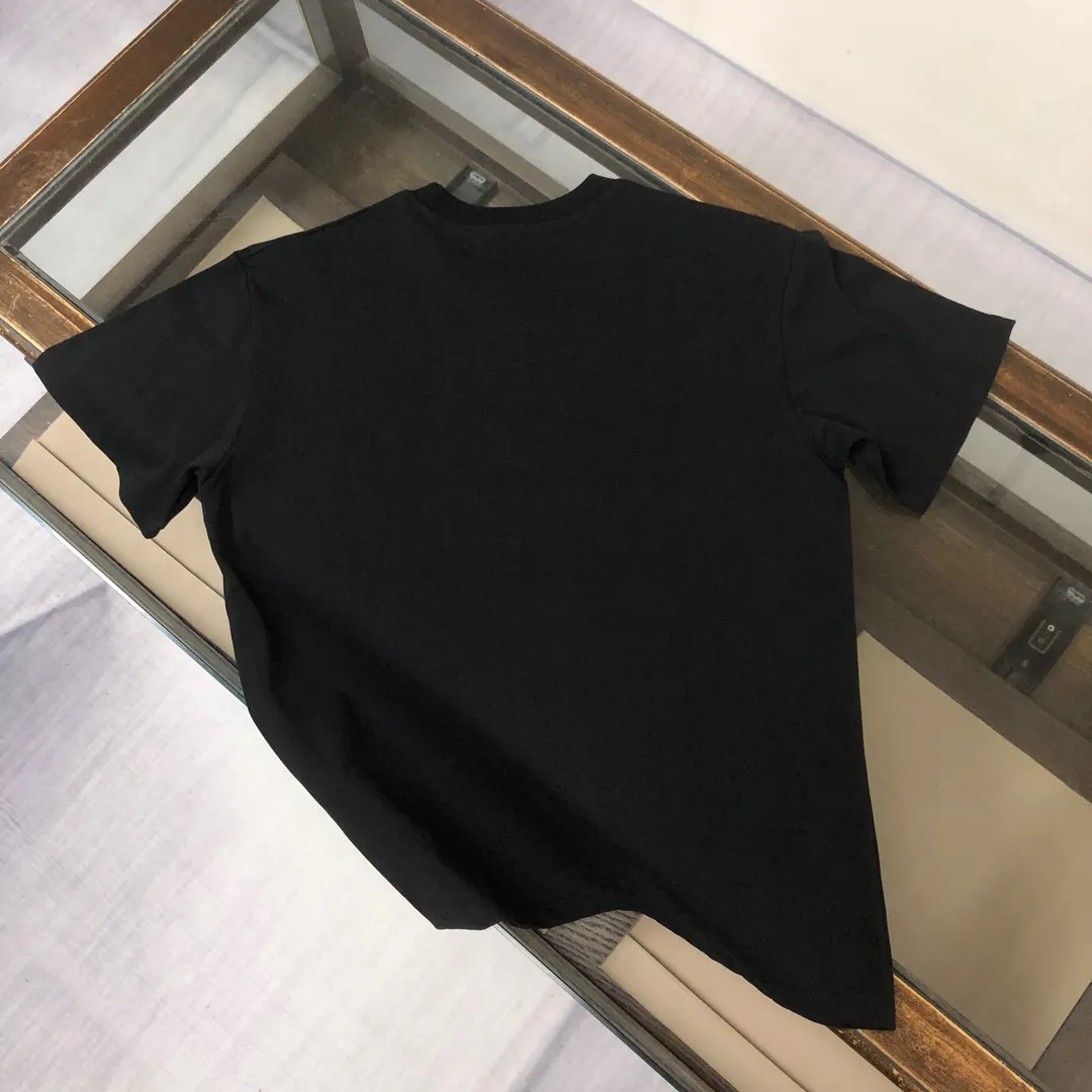 P180 Stone Island 2025 latest T-shirt, couple style ~ Original order, fashionable and casual short T-shirt, specially made of customized cotton fabric ~ Cotton T-shirt ~ Pre-washed to prevent deformation and shrinkage problem, more comfortable and breathable on the body ~ All available from stock ~ Unique design style, trendy must-have item, complete with three standards 👍 Color: black/white Size: S M L XL (larger version, please indicate your height and weight when placing an order)